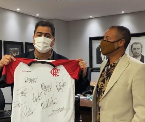 Emanuel ostentou camisa autografada em seu perfil. 