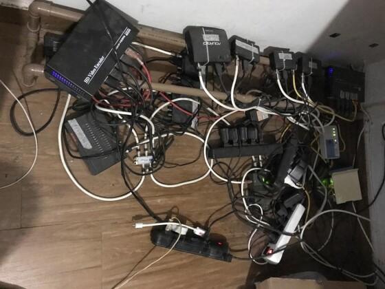Operação 404 combate pirataria digital: com suspeito, policiais encontraram parelhos usados para receber sinais de emissoras de TV