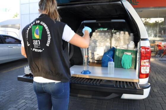 Operação fiscaliza a qualidade do combustível e o preço pago pelos consumidores.