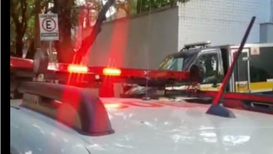 Imagens do momento em que a polícia e pericia estão no prédio