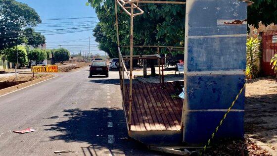 Motociclista bateu em carretinha estacionada.