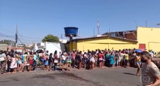 Fila tem aumentando em busca de restos de carnes.