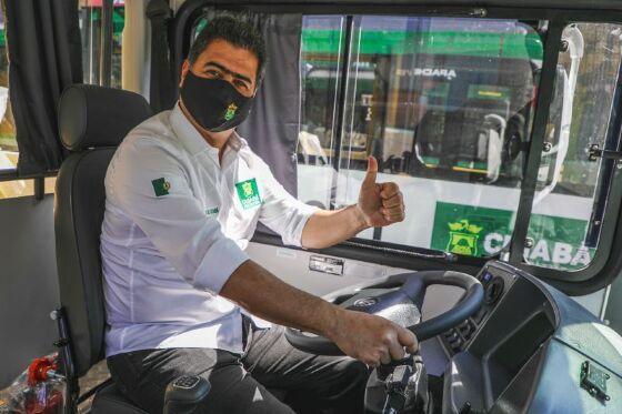 Emanuel fez a entrega dos novos ônibus nesta terça-feira