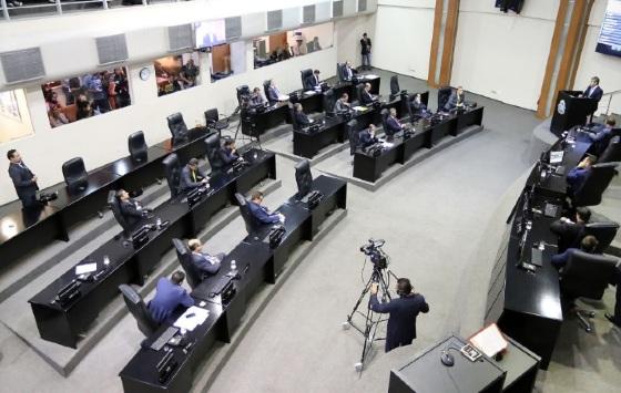 Deputados se reúnem em sessão nesta quarta-feira (4)