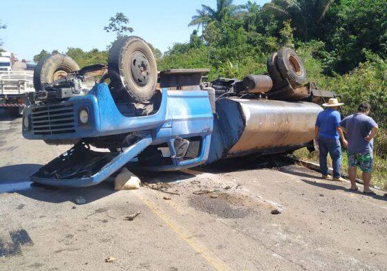 Um dos caminhões tombou na pista