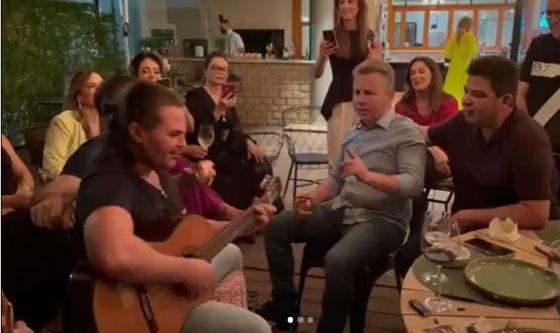 Governado canta com amigos em roda com o cantor Eduardo Costa