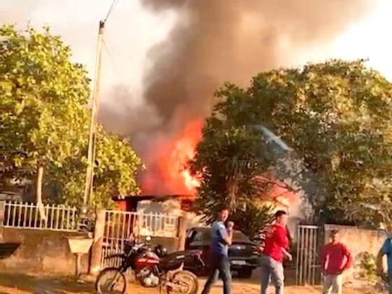 Idoso morreu queimada dentro de seu quarto durante incêndio em casa.