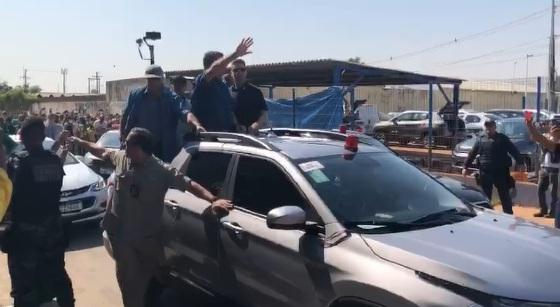 Bolsonaro saiu em carro aberto pelas ruas de Cuiabá.