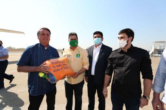 A entrega do presente foi feita no Aeroporto de Várzea Grande