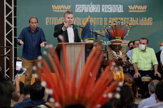 Mauro Mendes em evento com Bolsonaro