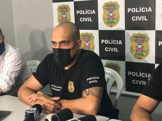 O delegado Marcel de Oliveira durante coletiva de imprensa sobre o caso