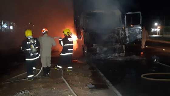 Carreta foi completamente consumida pelo fogo