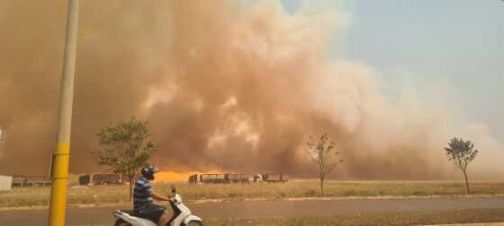 Incêndio florestal atinge armazém de empresa agrícola em Campos de Júlio.