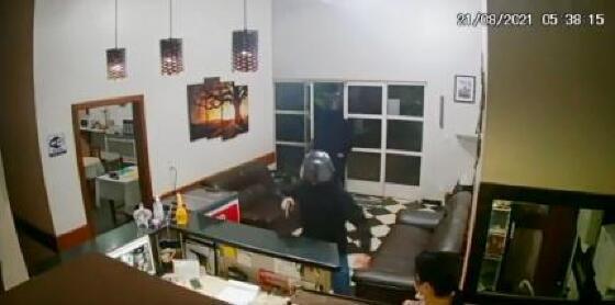 Imagens mostram assassinos armados invadindo o estabelecimento.