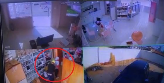 Os 3 assaltantes de 16, 17 e 23 anos foram capturados pela Polícia Militar. 