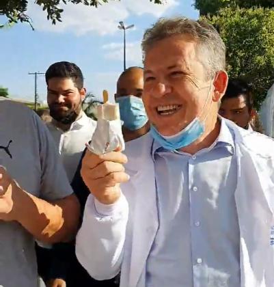 Mauro Mendes chupou picolé durante inauguração de hospital