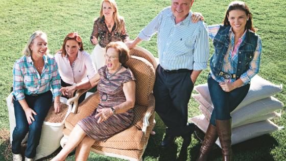 Lucia Maggi redeada pelos filhos: (da esq. para a dir.) Fátima, Rosangela, Marli, Blairo e Vera, na casa de Rondonópolis, berço do grupo Maggi.