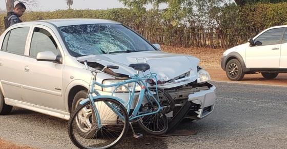 Devido à batida a frente do carro ficou destruída e a bicicleta da vítima arrastada por metros na MT-175.