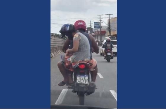 Mulher em moto
