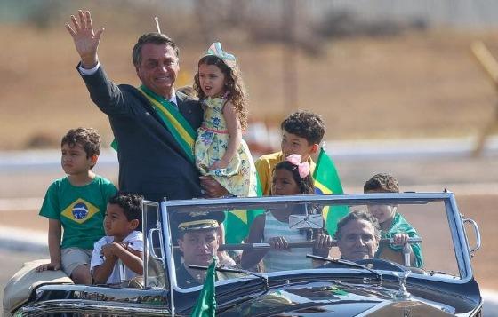 O ex-piloto da F1 Nelson Piquet conduziu o presidente para a cerimônia da bandeira