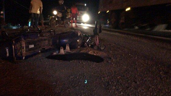 Vítimas foram encontradas mortas no local e motorista de carreta fugiu.