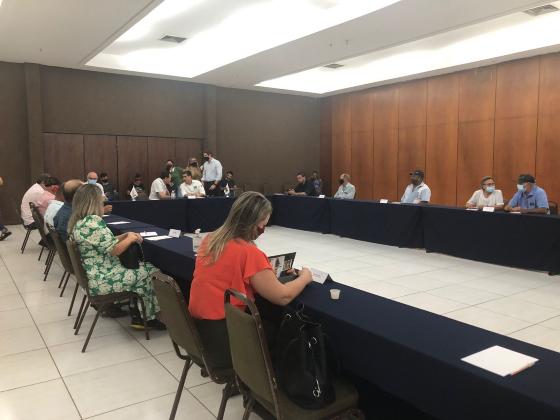Reunião em Cuiabá esperava 24 prefeitos e apenas 7 compareceram.