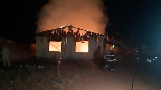 Casa foi consumida pelo fogo e idoso morreu carbonizado.
