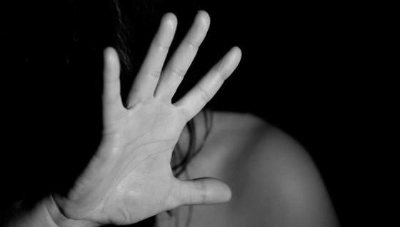 Após a denúncia do filho, uma equipe do Núcleo de Atendimento à Violência Doméstica e Familiar da Mulher foi até a casa da vítima e confirmou que a mesma estava sendo mantida em cárcere privado