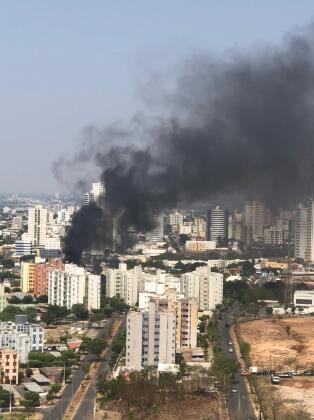 Incêndio em região de mata em Cuiabá, na manhã desta quinta-feira (16), cobriu parte da cidade com fumaça preta.