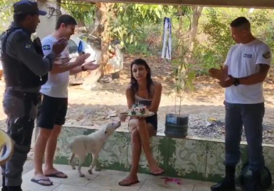 A jovem foi detida e o pé de maconha apreendido pela PM.