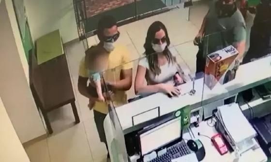 Advogada e marido no momento em que alugavam caminhonete