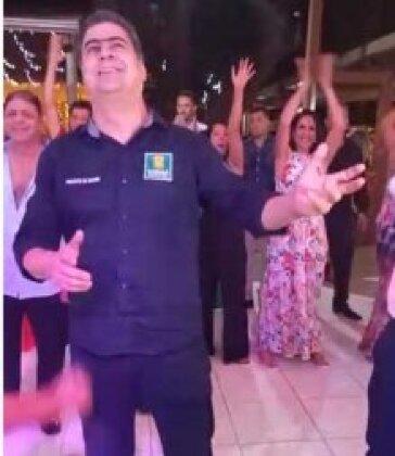 Emanuel se divertiu dançando funk em festa de casamento, em Cuiabá.
