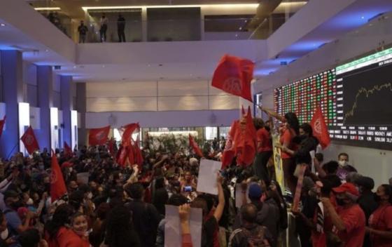 MTST invade a sede da B3 em protesto.