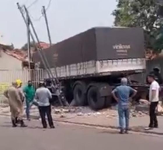 Carreta se soltou do Cavalinho, desceu desgovernada uma rua e destruiu três casas.