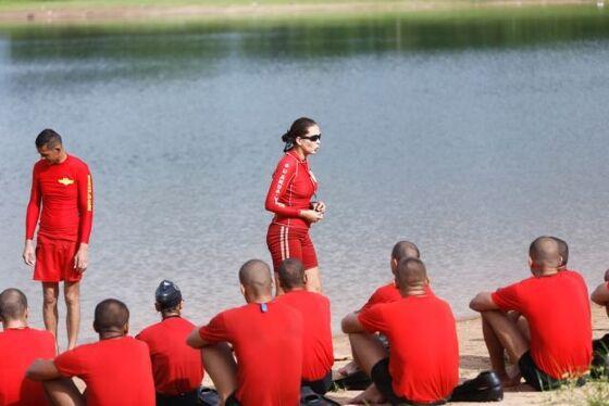 Imagem do treinamento do Corpo de Bombeiros na Lagoa Trevisan