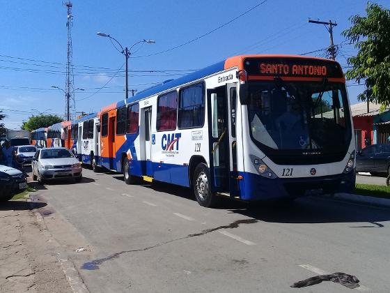 Moradores são contra o aumento da passagem de ônibus.
