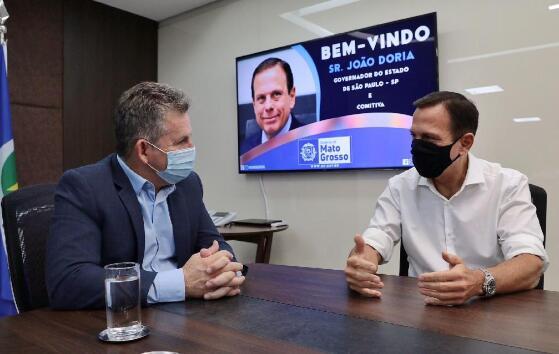 O governador Mauro Mendes (DEM) e o governador de SP, João Doria (PSDB)