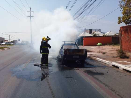 Carro ficou destruído.