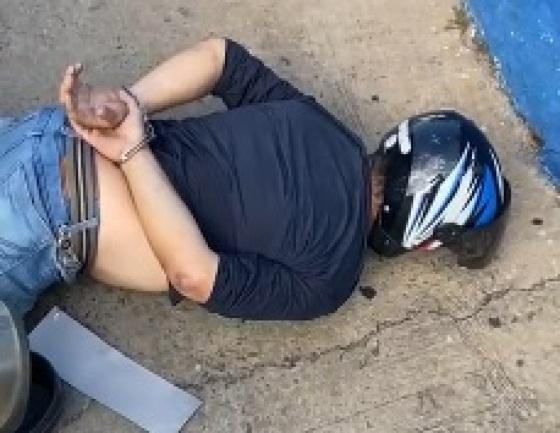 Motociclista armado flagrado no estacionamento do Comper da Barão de Melgaço.
