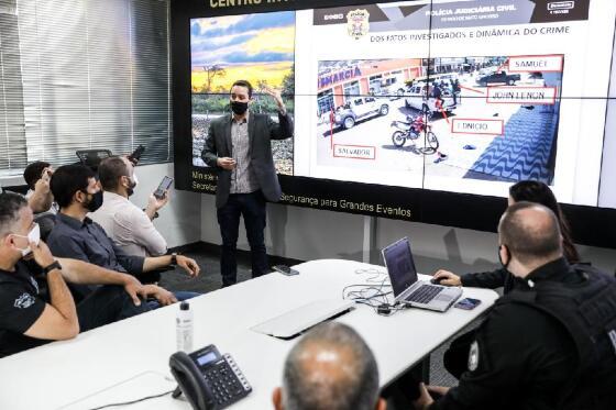 Delegado Vitor Hugo na apresentação dos resultados da operação