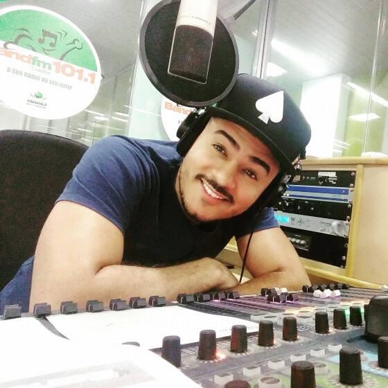 Paulo Sam é locutor da Band FM em Cuiabá