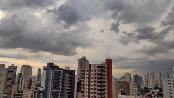 O ano de 2024 começa com chuva e temperaturas que não ultrapassam 34 graus em Cuiabá