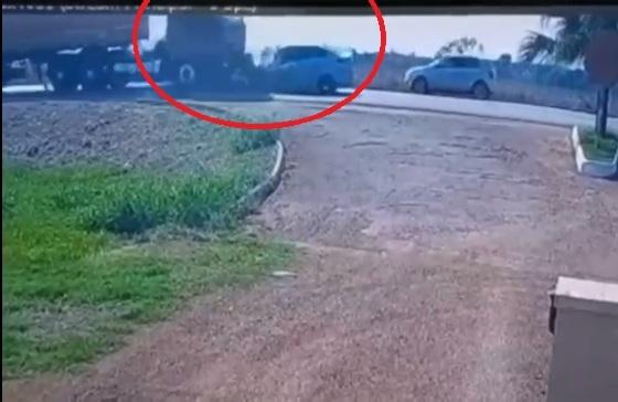 HB20 bateu de frente com a carreta