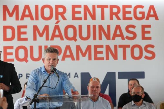 Governador Mauro Mendes entrega máquinas e equipamentos para agricultura familiar e infraestrutura
