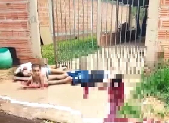 Casal foi executado na calçada de casa.