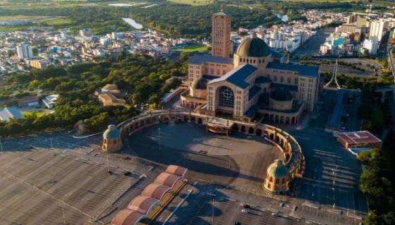 Os romeiros seguiam para o tradicional dia de Nossa Senhora Aparecida, padroeira do Brasil