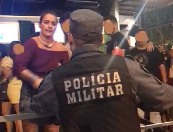 Mulher ficou conhecida na cidade após jogar copo de cerveja em PM