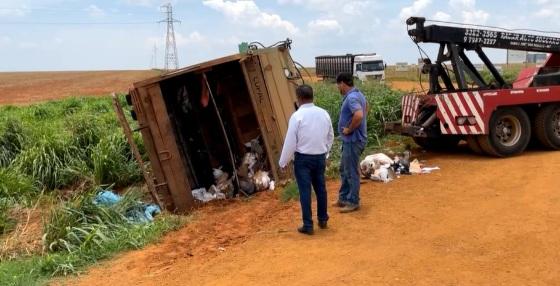 Caminhão tombou na pista e derrapou até a margem da rodovia MT-235