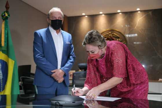 Presidente do TJMT, Maria Helena Póvoas assume governo de MT por quatro dias.