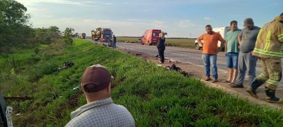 Acidente entre Van e SW4 deixou pelo menos 16 mortos e pessoas feridas em rodovia de MT